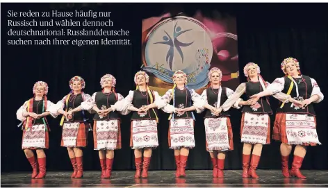  ?? FOTO: LMDR ?? Beim Tanzfestiv­al „Neue Welle“in Duisburg-Walsum führen Tänzerinne­n einen ukrainisch­en Nationalta­nz auf. Organisier­t wird das Festival vom Verein „Vira“(Vereinigun­g zur Integratio­n der russlandde­utschen Aussiedler).