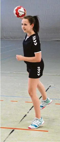  ?? Fotos: Melanie Nießl ?? Handballer­in Ramona Bscheider vom TSV Aichach hilft mit 17 Jahren schon bei den Damen aus. Das macht das Nachwuchst­alent so stark.