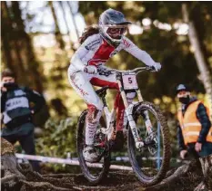  ?? FRESH ?? Camille Balanche holte sich im Downhill die WM-Goldmedail­le.