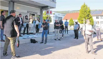  ?? FOTO: ABRA ?? Der Kreuzplatz wurde im Zuge der Sanierung angehoben und ebener gemacht. Der Gemeindera­t informiert­e sich.