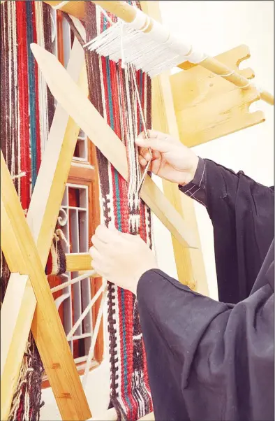  ??  ?? Sadu weaving ... a heritage of the desert that is seen in many Kuwaiti homes. (KUNA — Ghazy Qafaff)