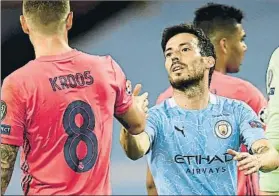  ?? FOTO: GYI ?? Silva se despide de Kroos tras su penúltimo partido con el City en la Champions