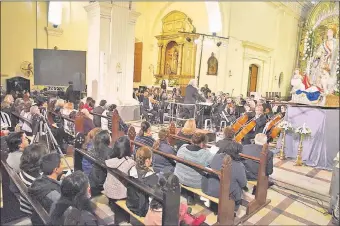  ??  ?? La Catedral Metropolit­ana de Asunción recibió también a una gran cantidad de gente que se acercó a disfrutar de un repertorio sinfónico. En la noche se destacó una obra de Flores.