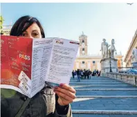  ?? FOTO: DPA-TMN ?? Unterwegs in der ewigen Stadt: Der Roma Pass in Rom kostet 28 Euro. Damit kann man innerhalb von zwei Tagen die Engelsburg, das Kolosseum und das Forum Romanum besuchen.