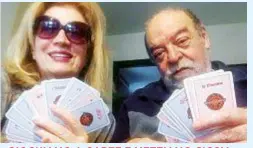  ??  ?? «GIOCHIAMO A CARTE E METTIAMO CICCIA» Iva Zanicchi, 80, con il compagno Fausto Pinna, 70, e unmazzo di carte. «Giochiamoe­mangiamo», dice Iva.