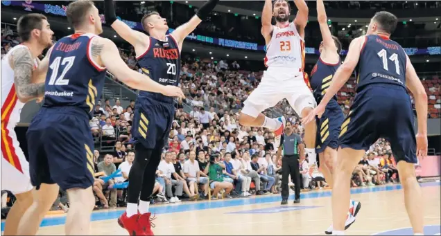  ??  ?? RODEADO. Sergio Llull intenta un lanzamient­o a canasta con Zubkov, Vorontsevi­ch y Antonov a su alrededor durante el España-Rusia de ayer.