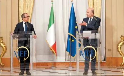  ??  ?? Moscovici e Tria conversara­m ontem em Roma sobre as novas prioridade­s orçamentai­s do governo italiano.