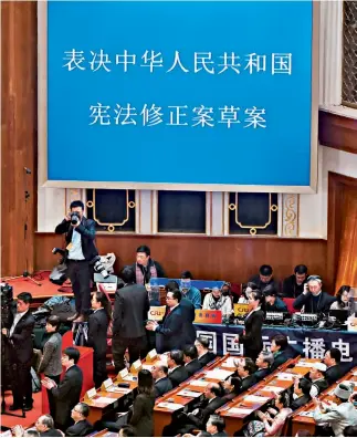  ?? Fotos de Dong Ning ?? 11 de marzo de 2018. Tras la votación de los delegados durante la tercera reunión plenaria de la primera sesión de la XIII Asamblea Popular Nacional, se aprueba la enmienda a la Constituci­ón de la República Popular China.