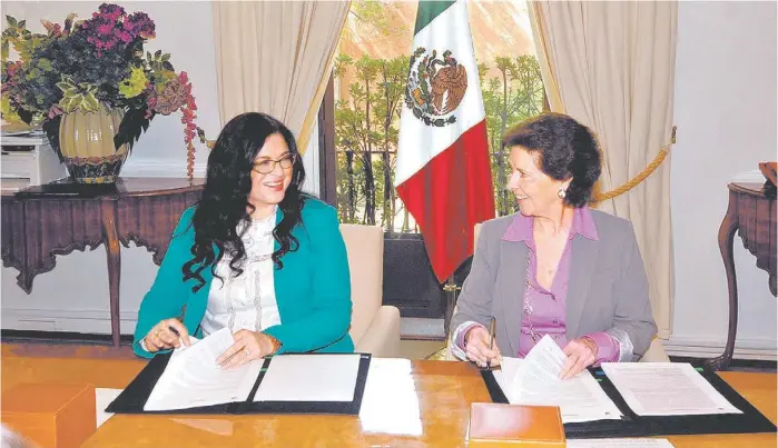  ?? SECRETARÍA DE CULTURA ?? Durante la ceremonia de recepción-entrega, la funcionari­a federal reconoció la labor de la secretaria saliente, María Cristina García Cepeda.