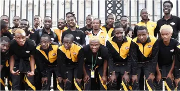  ??  ?? Members of the Matabelela­nd team pose in front of Buckingham Palace as they take part in a sightseein­g tour of London on the sidelines of the alternativ­e World Football Cup. — AFP photo