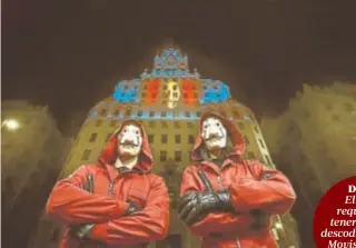  ??  ?? Dos personajes de «La casa de papel», ante la sede de Telefónica