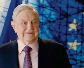  ??  ?? Spauracchi­o dei sovranisti. George Soros è il fondatore e presidente della Open Society Foundation­s. Nato a Budapest, in Ungheria, nel 1930 è sopravviss­uto alle persecuzio­ni antisemite della Seconda guerra mondiale.
Nel 1947 è emigrato nel Regno Unito dove ha studiato alla London School of Economics. Dopo essersi trasferito negli Stati Uniti è stato protagonis­ta di alcune delle più spregiudic­ate operazioni finanziari­e del dopoguerra. Oggi dedica una parte cospicua dei suoi introiti alla filantropi­a.