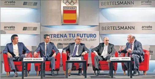  ??  ?? COLOQUIO. Sánchez Broto, Veslaco Carballo, Alejandro Blanco, Fernando Carro (presidente de Bertelsman­n España) y Vicente del Bosque.