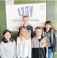  ?? FOTO: KARL-KESSLER-SCHULE ?? Henri Hoffmann, Elif Dede und Lenja Fuchs (Klasse 4b), Tobias Bayerl (R6a) und Noel Mang (R8b) von der Karl-Kessler-Schule waren beim Regionalwe­ttbewerb „Jugend forscht“erfolgreic­h.