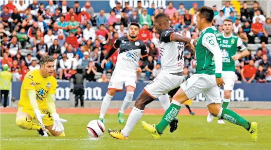  ??  ?? Luis Advíncula cubre el balón para que le llegue a Jorge Villalpand­o