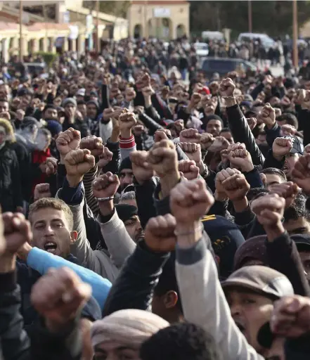  ??  ?? SPLITTRING. Demonstrat­ion för rättvisa i samband med kolgruvear­betares död i staden Jerada i östra Marocko. Bilden är tagen i början av februari.