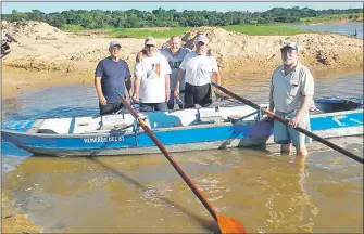  ??  ?? Los protagonis­tas del raid de 1967 durante el lanzamient­o simbólico de la actividad de conmemorac­ión realizado semanas atrás en Surubi’y.