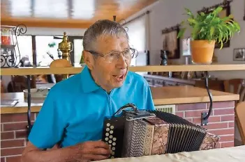  ?? FOTO: STARK ?? Musik daheim oder in der Kneipe: Jupp – Josef Stark – liebte Akkordeon-Abende mit Freunden und allein.