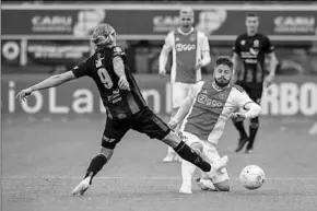  ??  ?? Lasse Schone van Ajax probeert om het leder terug te winnen. (Foto: De Telegraaf)