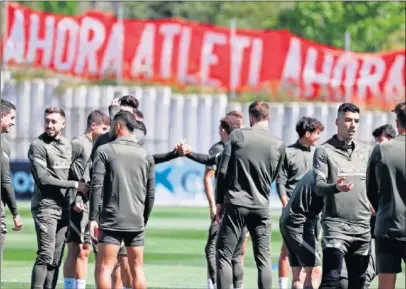  ??  ?? Los jugadores del Atlético se entrenaron ayer bajo una pancarta en la que se leía: “Ahora Atleti Ahora”.