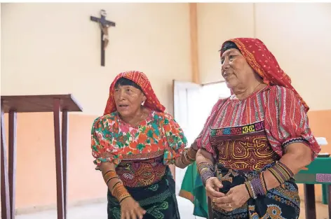  ?? FOTOS: ACHIM POHL ?? Briseida Iglesias (links) ist eine Nele, eine weise Frau der Kuna. Wie die 62-Jährige praktizier­en viele Angehörige ihres Volkes den traditione­llen Glauben und fühlen sich gleichzeit­ig als gute Katholiken. Der örtliche Priester hat sich damit arrangiert.