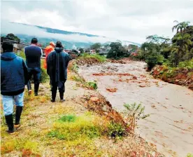  ?? DEFENSA CIVIL ?? El desbordami­ento de tres ríos causó afectacion­es durante su recorrido.