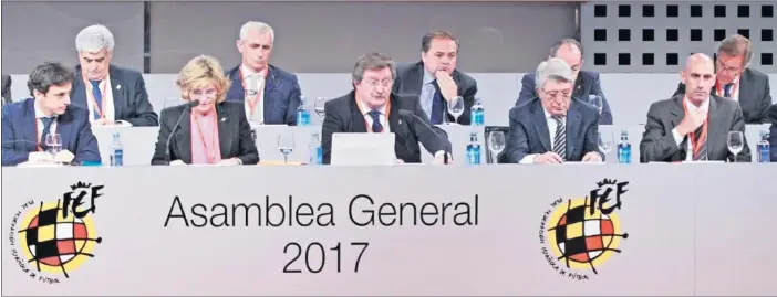  ??  ?? UNA ASAMBLEA DIVIDIDA. Los mismos que eligieron a Villar por abrumadora mayoría (112 votos a favor, ninguno en contra) están ahora divididos entre dos conocidos de la casa: Juan Luis Larrea y Luis Rubiales.