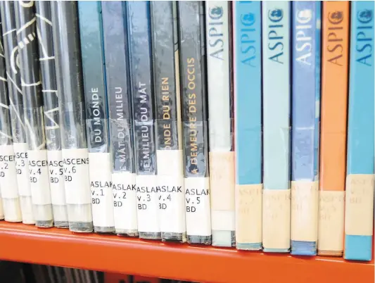  ?? PHOTO VINCENT LARIN ?? À la bibliothèq­ue Père-Ambroise, non loin du centre-ville, plusieurs nouvelles étiquettes de bandes dessinées étaient détériorée­s jusqu’à en être presque illisibles (les livres à droite sur la photo). Il s’agit d’une des 45 bibliothèq­ues du réseau montréalai­s.