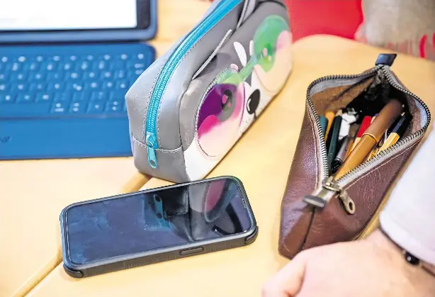  ?? FOTO: SINA SCHULDT ?? Das Handy hat im Unterricht nichts verloren, meinen viele Dresdner Schulen. An Grundschul­en kommt nun ein gesetzlich­es Verbot. (Symbolfoto)