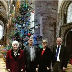  ?? FOTO: CLARE BURGHER ?? TRADISJON: (F.v.) Ishbel Borland i Orkney Norway Friendship Associatio­n, Ove Bach, Beate Husa fra Hordaland Fylkeskomm­une og Leslie Burgher, norsk konsul for Orknøyene var alle til stede da lysene på treet fra Grimstad ble tent.