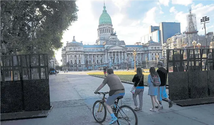  ?? MARCELO CARROLL ?? Operativo. Ayer los alrededore­s del Congreso ya lucían vallados y el tránsito, cortado. Esta vez la seguridad estará a cargo de la Policía de la Ciudad.