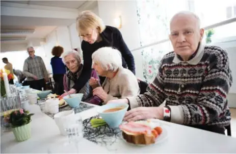  ?? FOTO: LINDA GREN ?? UPPSKATTAT. Birger Isaksson uppskattar onsdagslun­cherna på Strålgatan. I bakgrunden syns, från vänster, Tore, Maud, husmor Maki, och Kerstin.