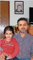  ?? FOTO: JUNGFLEISC­H ?? Familienva­ter Mohin Eddin Kiki mit Tochter Joudi. Hinter ihnen ein Foto des auf der Flucht gestorbene­n Ahmet.