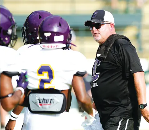  ?? Staff fiLe photo By roBin rudd ?? Central football coach Curt Jones, right, and the Purple Pounders completed their region schedule with a victory Friday night against East Ridge.
