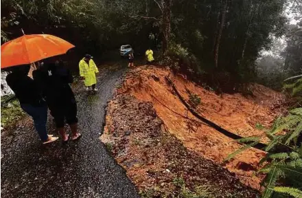  ?? (Foto ihsan JKR Kelantan) ?? Kejadian tanah runtuh di jalan masuk ke stesen VHF Bukit Bakar dan FT 008 jalan Kota Bharu-gua Musang berdekatan dengan Dataran Bukit Belah.