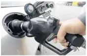  ?? PAUL SAKUMA/ORLANDO SENTINEL ?? Prices at the pump fell to their lowest level of the summer and 34 cents below last year at this time, AAA said.