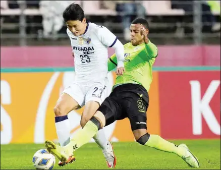  ?? ?? Ulsan Hyundai’s Kim Tae-hwan, (left), fights for the ball against Jeonbuk Hyundai Motors’ Gustavo Henrique Sousa during their quarter final soccer match for the AFC Champions League at the Jeonju World Cup Stadium in Jeonju, South Korea. (AP)