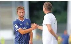  ?? FOTO: SCHLICHTER ?? FCS-Trainer Dirk Lottner (r.) konnte in Stuttgart nicht nur mit Marco Holz (l.) zufrieden sein. Auch in punkto nächster Gegner sind sie sich einig.