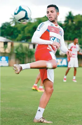  ??  ?? Volante Flávio comemora estreia como titular com a camisa tricolor