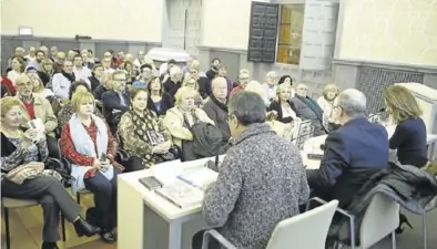  ?? NURIA SOLER ?? Espada, Castillejo y Cantabrana, ayer, durante la presentaci­ón del libro ‘Recuerdos Compartido­s’.