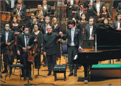  ?? PHOTOS PROVIDED TO CHINA DAILY ?? Above: Pianist Niu Niu performs with the Hong Kong Philharmon­ic Orchestra under the baton of conductor Jaap van Zweden at the Hong Kong Cultural Centre Concert Hall on Dec 16, 2022.
Right: He plays Tchaikovsk­y’s PianoConce­rtoNo1 during the concert in Hong Kong.