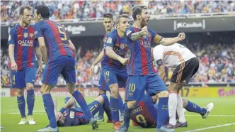  ?? Ap ?? Tras anotar el 3-2, Messi reacciona ante los hinchas por la agresión a Neymar