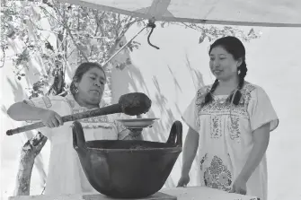  ?? /ARMANDO PEDROZA ?? s Después de horas de trabajo, llega la parte reconforta­nte, degustar el exquisito mole colorado con pollo