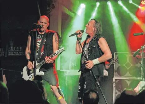  ?? FOTO: CHRISTIAN REICHL ?? Haben den Riffelhof gerockt: Die Pretty Maids ließen es bei ihrem Auftritt in Burgrieden krachen.