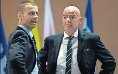  ??  ?? DISCORDIA. El presidente de la UEFA, Aleksander Ceferin, y el de la FIFA, Gianni Infantino..