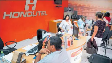  ??  ?? USUARIOS. Clientes de la estatal en una oficina de Tegucigalp­a, capital de la república.