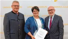  ?? Foto: Annemarie Neher ?? Bürgermeis­ter Robert Wippel (links) und Landratsvi­ze Heinz Liebert (rechts) gratu lierten Karina Wiedemann zum Ehrenzeich­en.