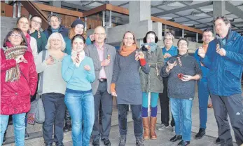  ?? FOTO: ANSGAR KÖNIG ?? Mit bunten Ansteckkra­watten wollen verschiede­ne Initiative­n und das Aalener Stadttheat­er ein Zeichen für eine friedliche und offene Gesellscha­ft setzen. Am Samstagmit­tag wurde die Aktion im Rathausfoy­er vorgestell­t. Unser Bild zeigt in der Mitte Tina Brüggemann und Dekan Ralf Drescher.