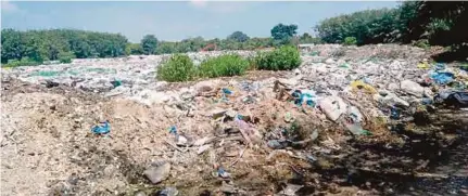  ?? (Foto Nor Farhani Che AD/BH) ?? Longgokan sampah berada di tepi Sungai Muda.