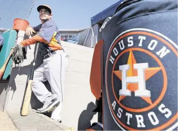  ?? David J. Phillip / AP ?? El venezolano José Altuve vuelve al campamento de primavera de los Astros en Florida con la intención de ponerse a punto y para tratar de dejar en el recuerdo las flojas temporadas pasadas del equipo de Houston.